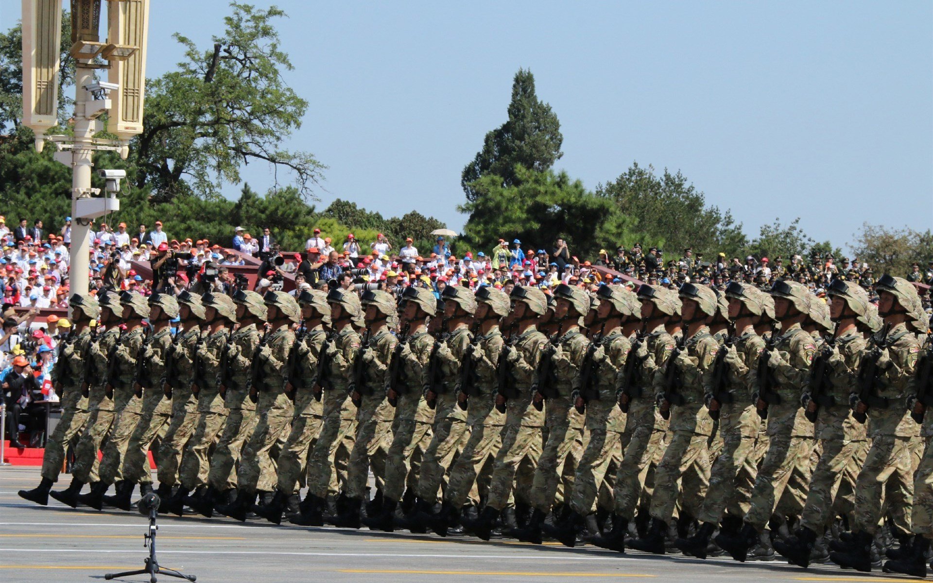 跨界风暴，当火箭压制黄蜂，浓眉化身F1王者接管赛道